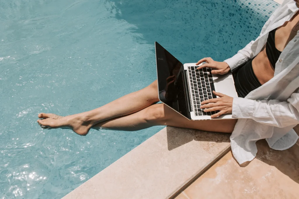 Chica con Notebook en la piscina